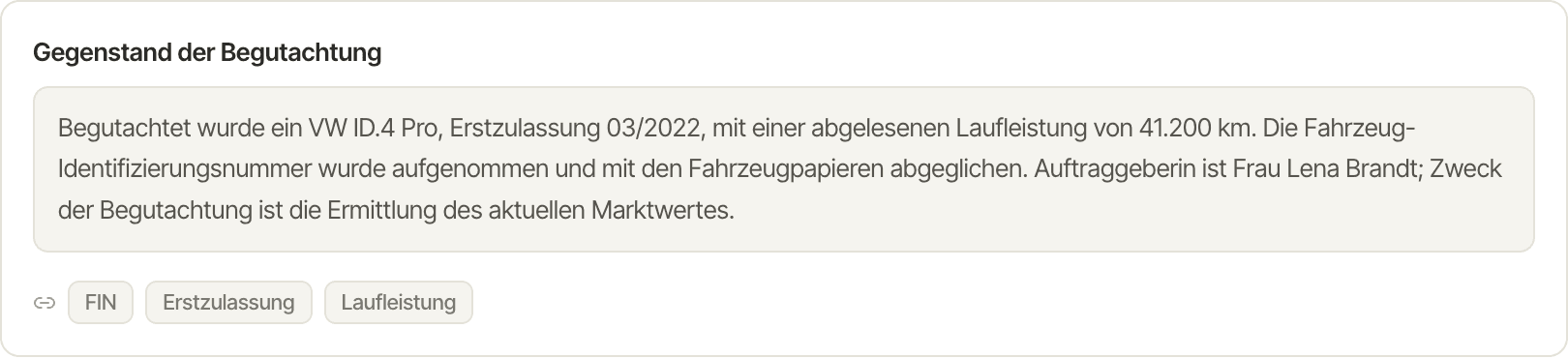Paragraph from the DIAVAG platform review view: report text with the bound source fields VIN, first registration and mileage